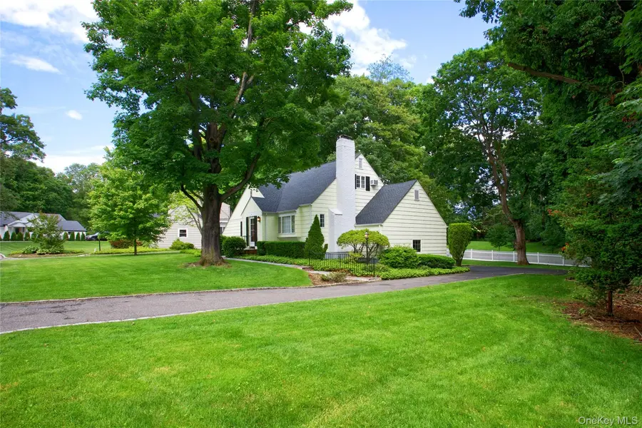 18 Old Farm RD, East Hills, NY 11577