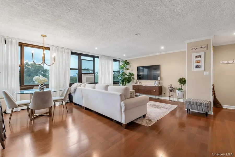 10-24 166 St. ST #7C, Beechhurst, NY 11357