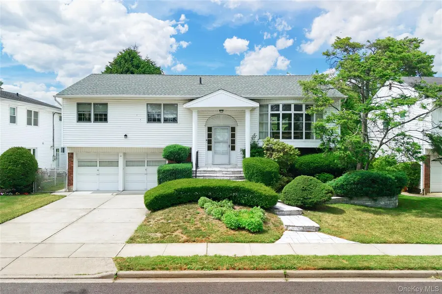 726 University ST, Valley Stream, NY 11581