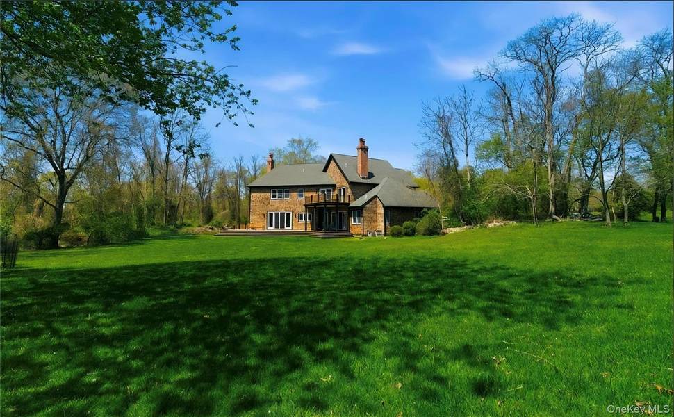 9 Locust Woods DR, Shelter Island, NY 11964