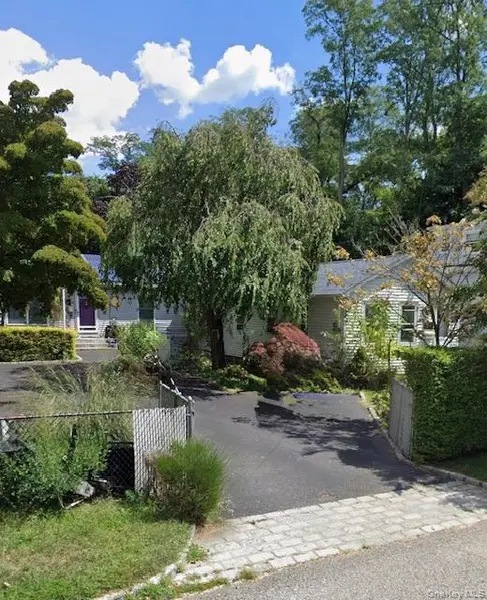23 Landscape DR, Wheatley Heights, NY 11798