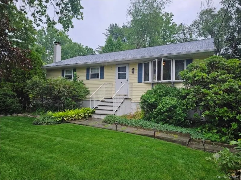 4 Pinegrove DR, Wurtsboro, NY 12790