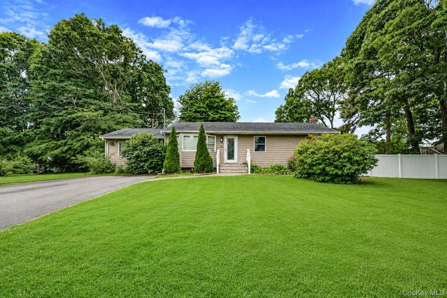2 Amarr DR, Shirley, NY 11967