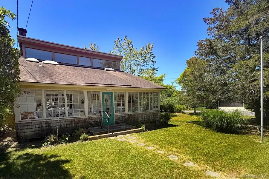 30 Edgemere DR, Southampton, NY 11968