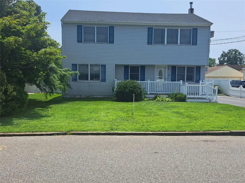 54 17th ST, West Babylon, NY 11704