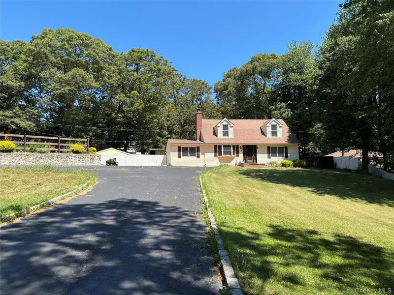 45 Croft LN, Smithtown, NY 11787