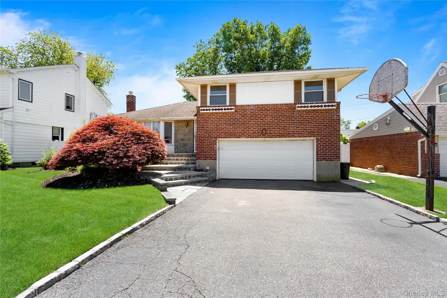 33 Birchwood Park DR, Syosset, NY 11791
