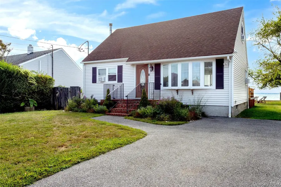 90 Grandview DR, Shirley, NY 11967