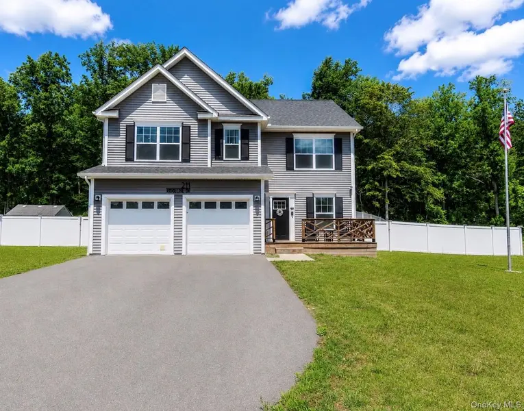 211 Ridgeline DR, Poughkeepsie, NY 12603