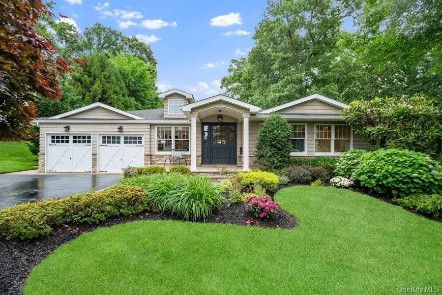 6 Colonial Gate, Plainview, NY 11803