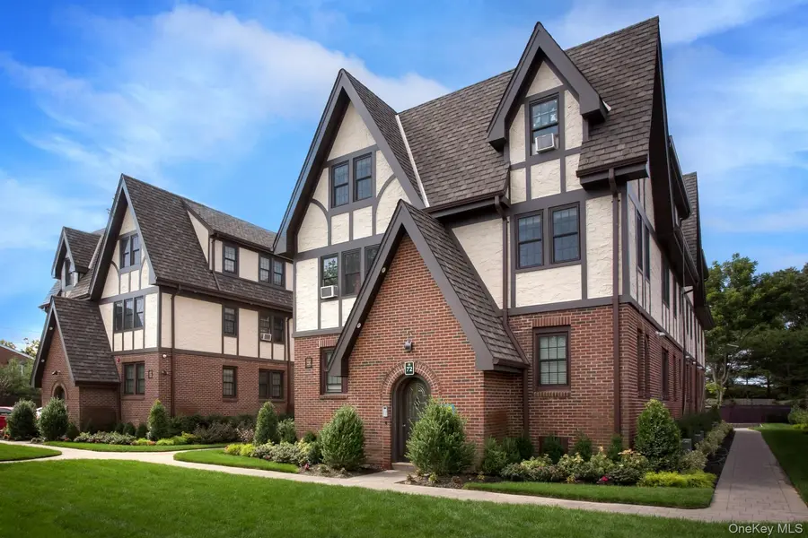 72 South Clinton AVE #1B, Bay Shore, NY 11706