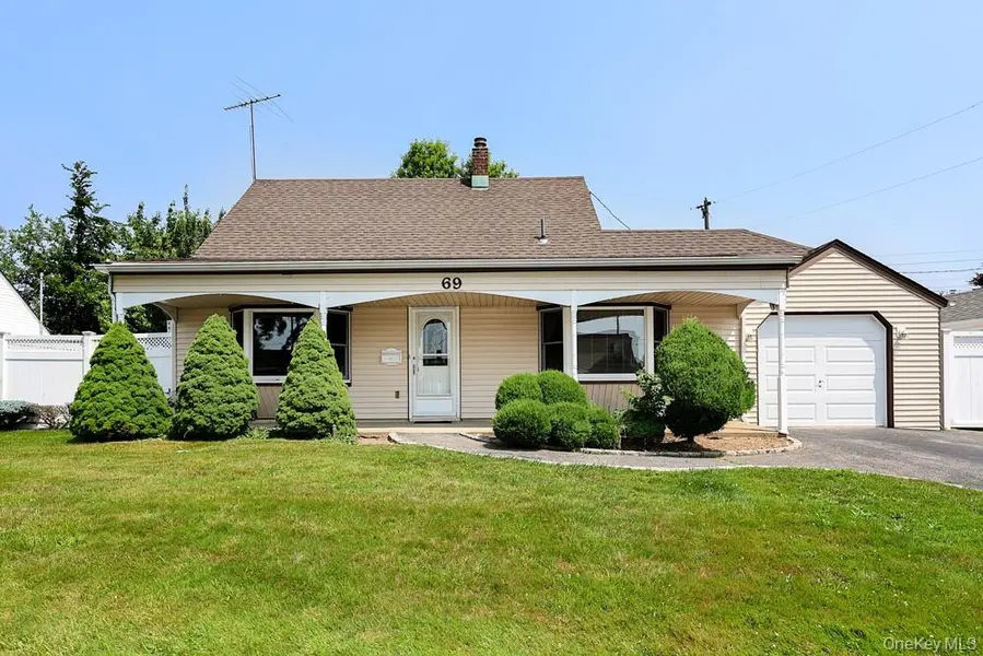69 Corncrib LN, Levittown, NY 11756