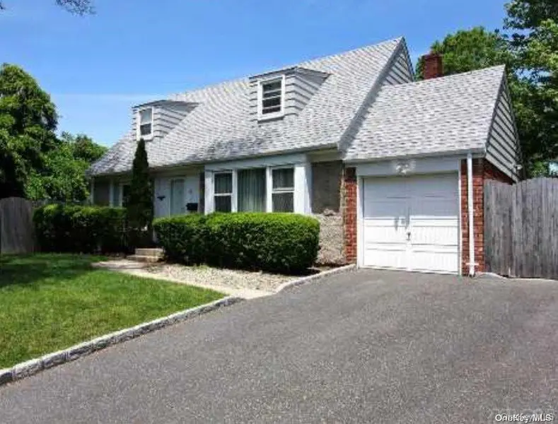 267 Haypath RD, Old Bethpage, NY 11804