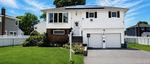 121 W Lake DR, Lindenhurst, NY 11757