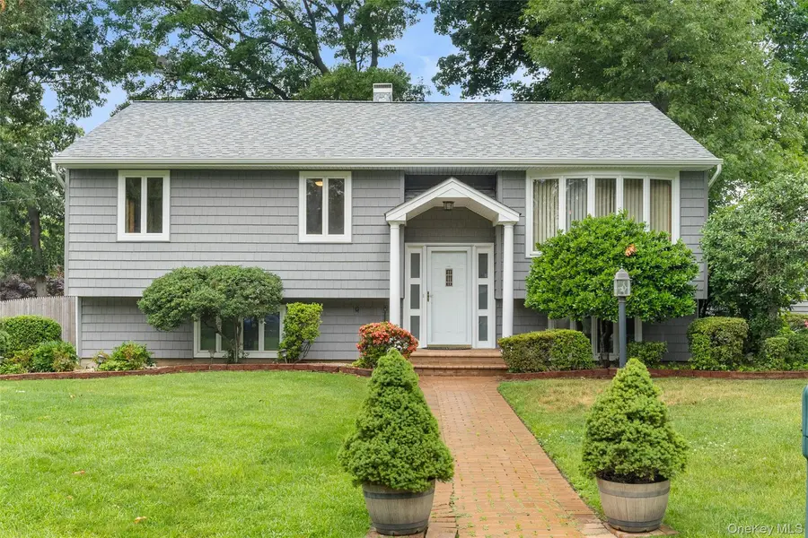 142 Mohican AVE, Ronkonkoma, NY 11779