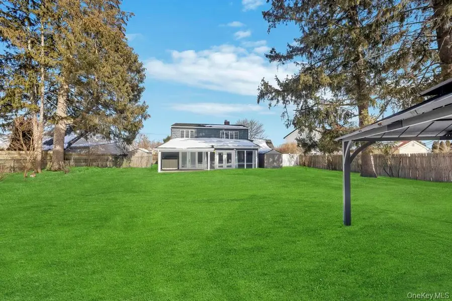 119 Scooter LN, Hicksville, NY 11801