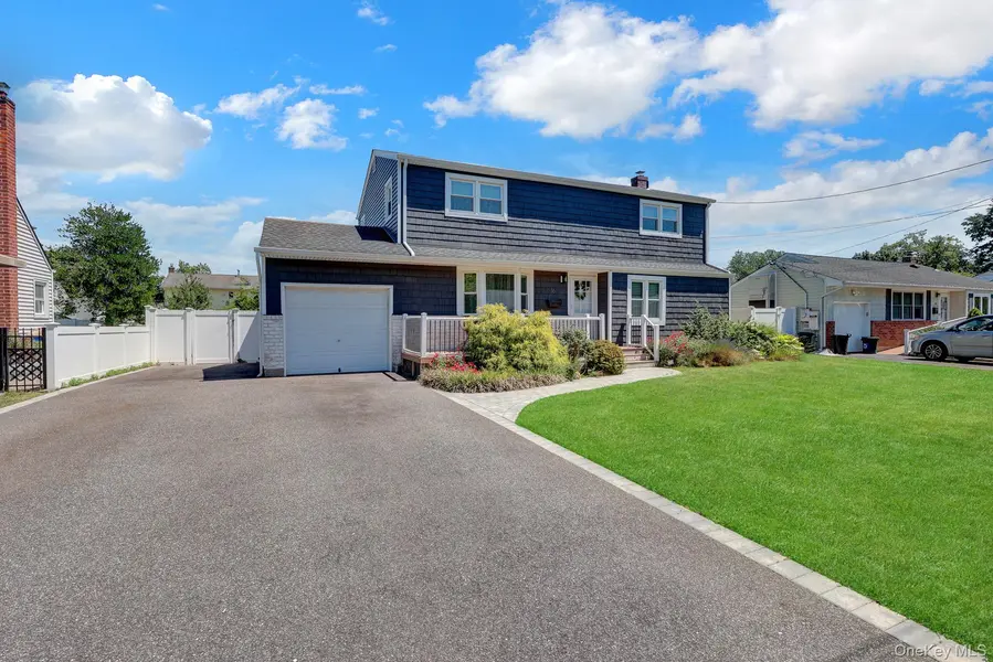 16 Heath LN, East Northport, NY 11731