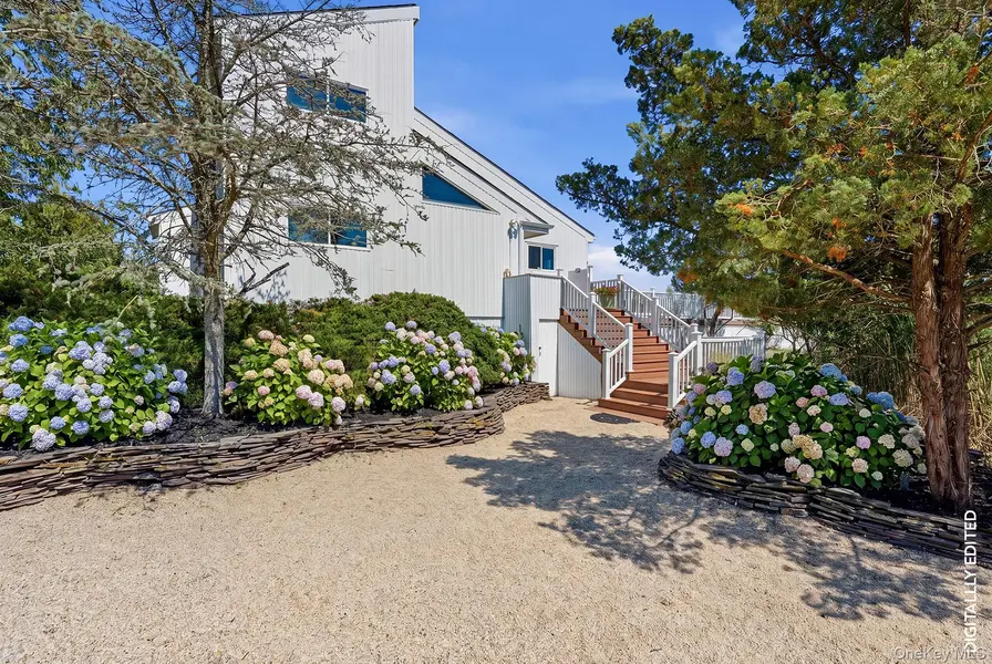 16 Meadow LN, Westhampton Beach, NY 11978
