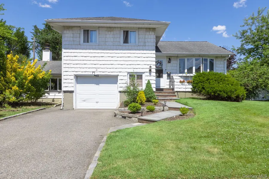 21 Pinetree AVE, Hicksville, NY 11801