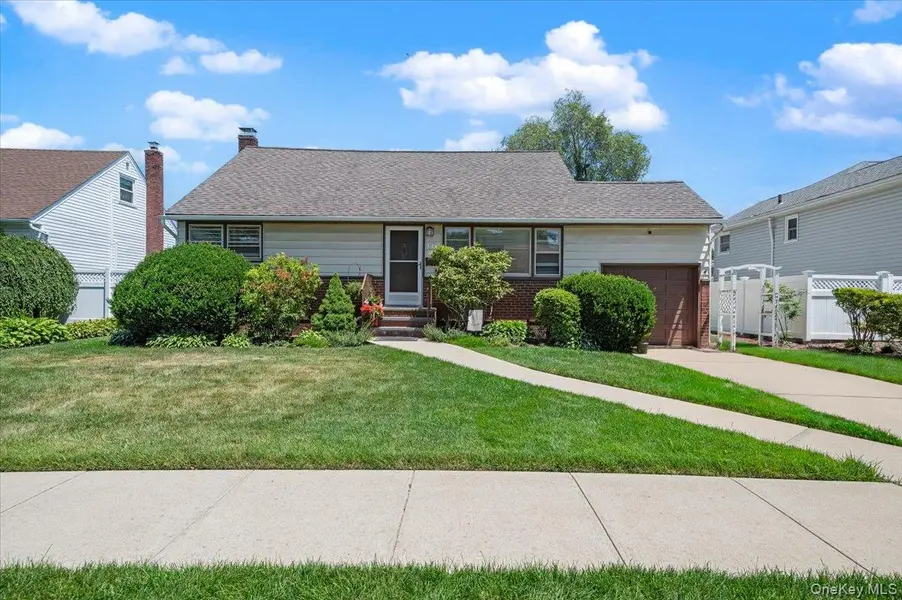 665 Dianne ST, Seaford, NY 11783