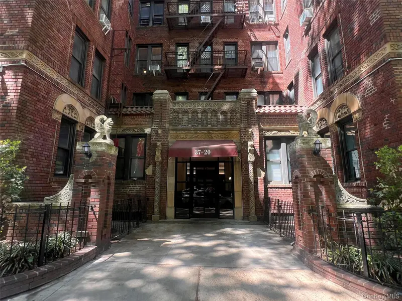37-20 81 ST #5E, Jackson Heights, NY 11372