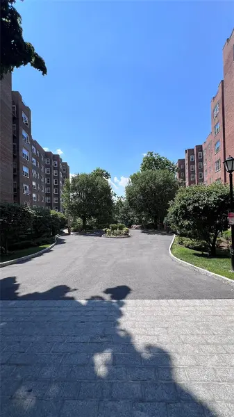 290 Collins AVE #8E, Fleetwood, NY 10552