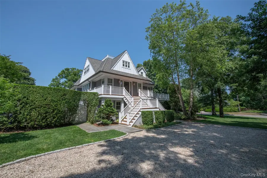 13 Peathole LN, Bellport Village, NY 11713