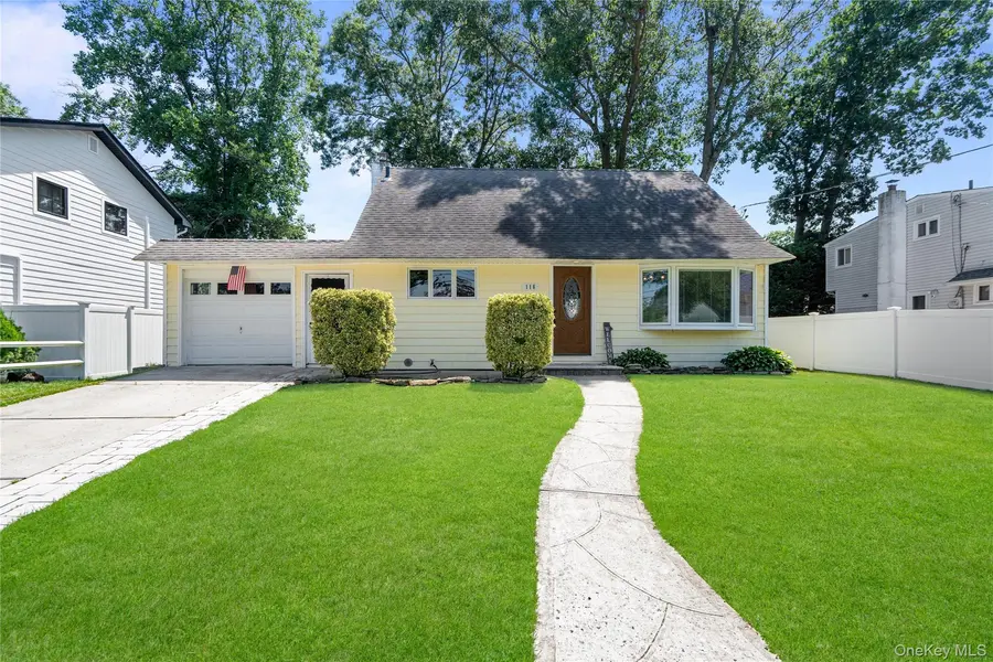 116 Spruce ST, Massapequa Park, NY 11762