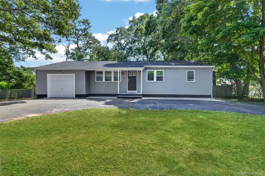 34 Pinetop DR, Shirley, NY 11967