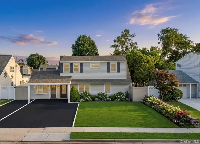 26 Picture LN, Hicksville, NY 11801