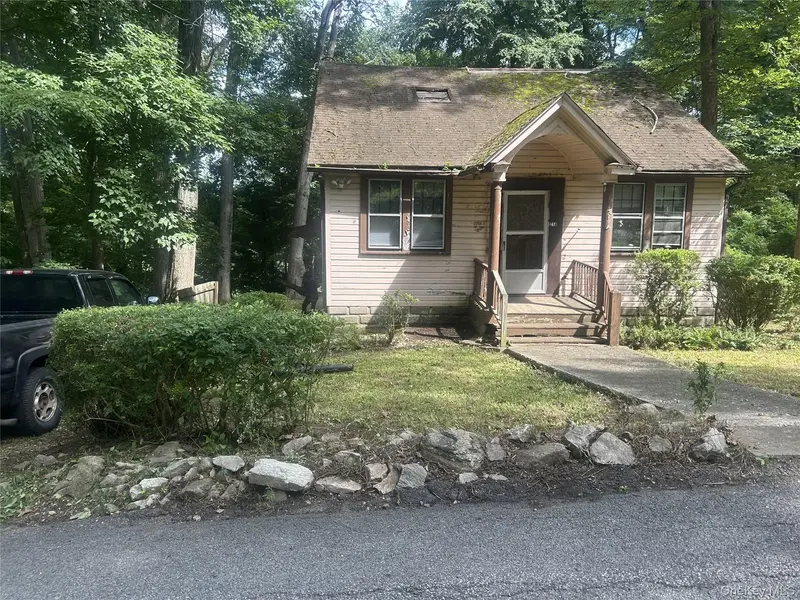 214 Walnut RD, Lake Peekskill, NY 10537