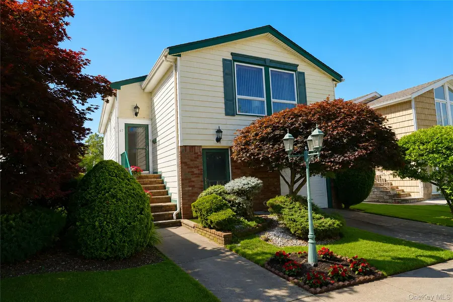 47 Stanley CIR, Staten Island, NY 10308