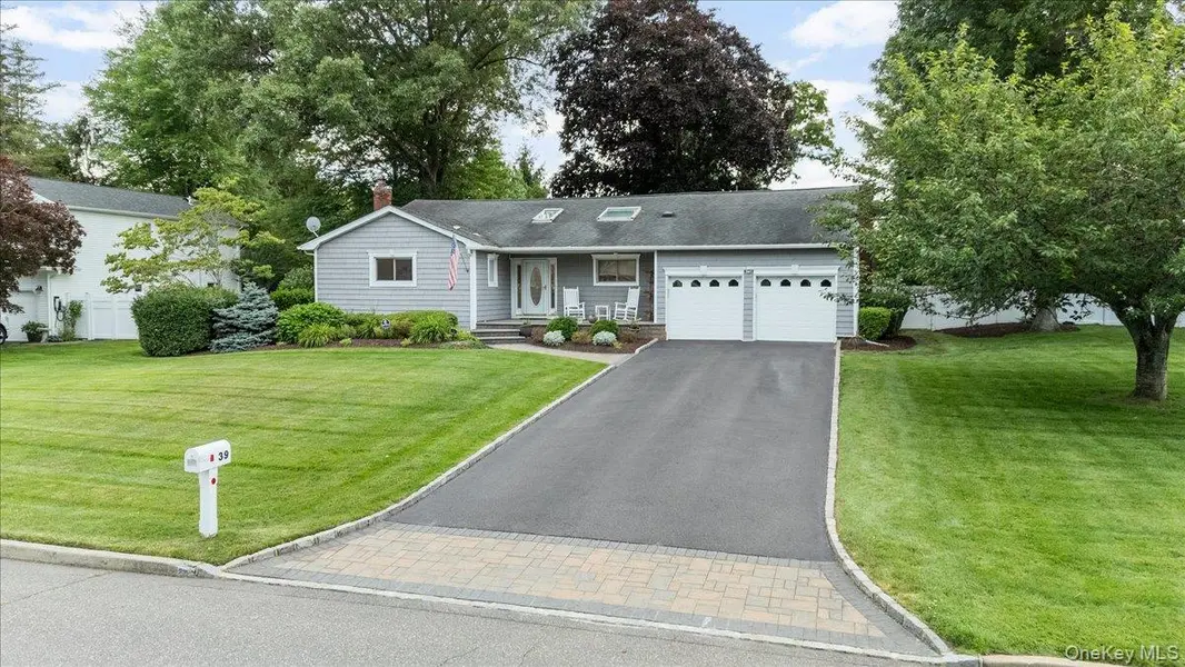 39 Merrivale DR, Smithtown, NY 11787