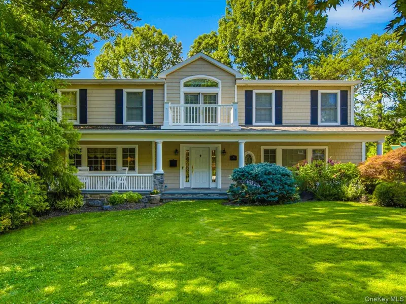 30 Woodland RD, Roslyn, NY 11576