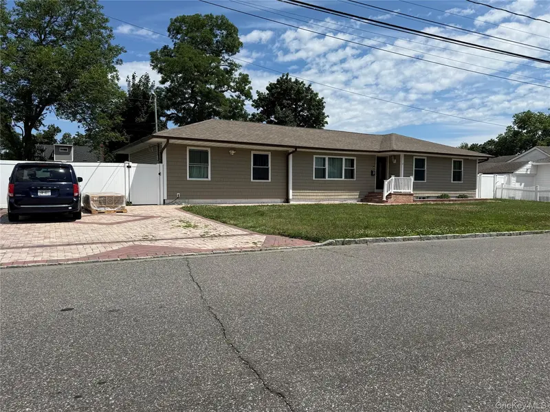 32 Bedford ST, Copiague, NY 11726