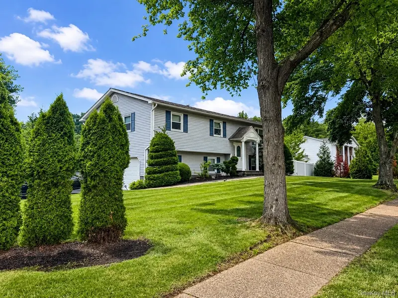 12 Spur DR, Nanuet, NY 10954
