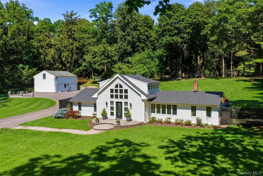 355 Bread And Cheese Hollow RD, Northport, NY 11768