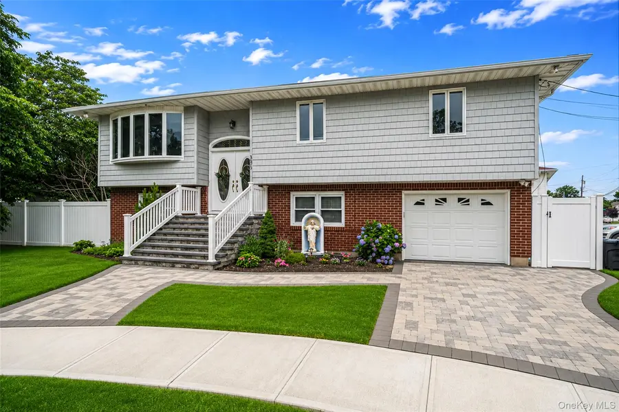 395 N Putnam AVE, Lindenhurst, NY 11757