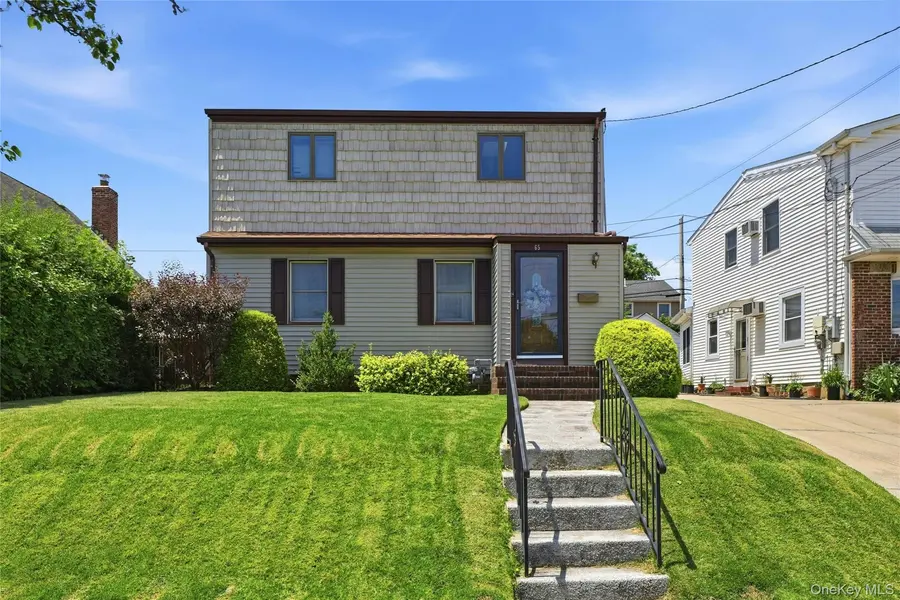65 Moore ST, New Hyde Park, NY 11040