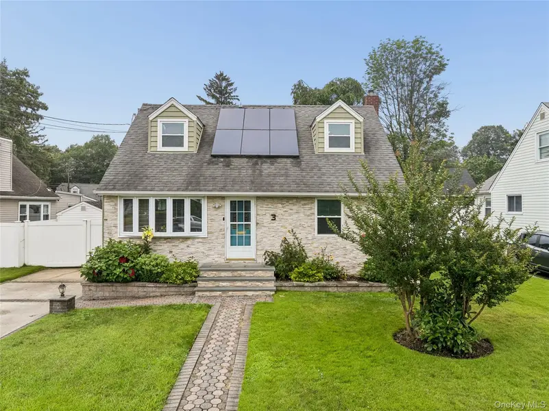 3 Hillcrest DR, Westbury, NY 11590