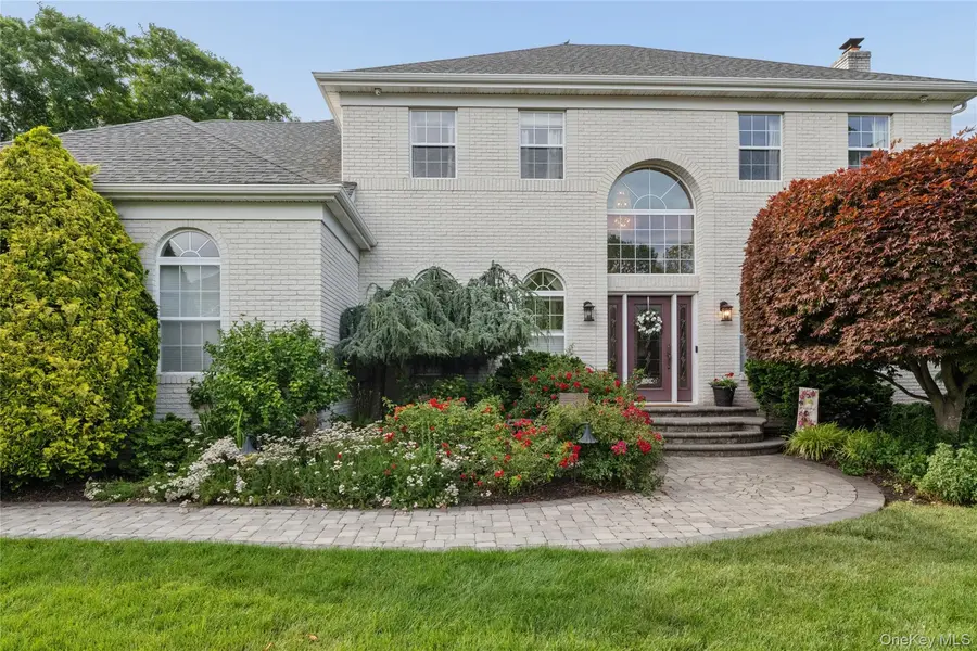 15 Barnaby CT, Hauppauge, NY 11788