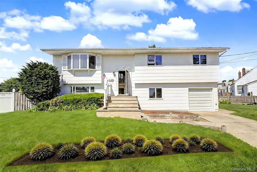 14 Laurel PL, Bethpage, NY 11714