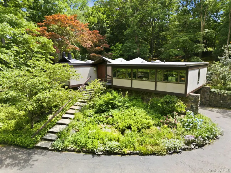 670 Long Hill RD, Briarcliff Manor, NY 10510
