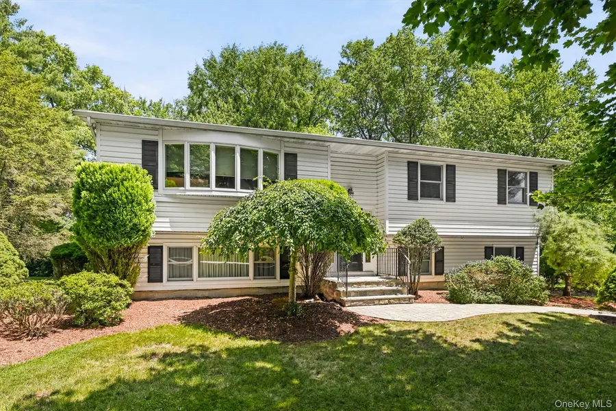 21 Arbor LN, Bardonia, NY 10954