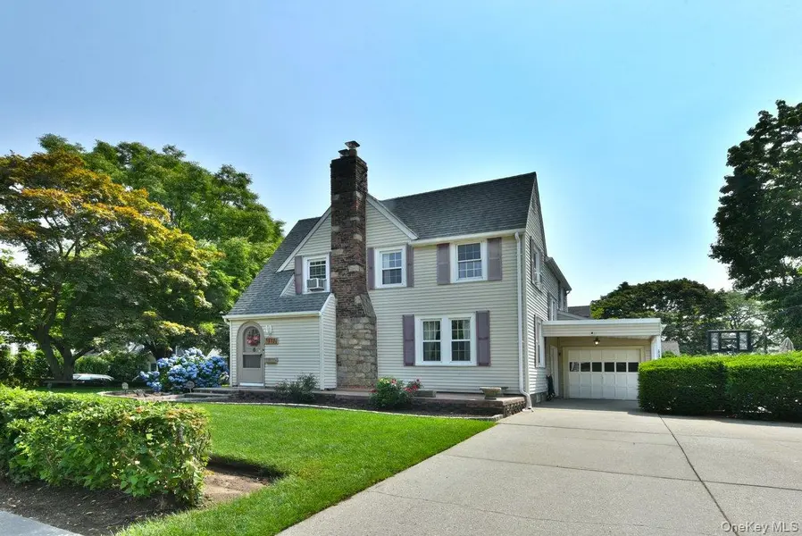 112 Cambridge AVE, Stewart Manor, NY 11530