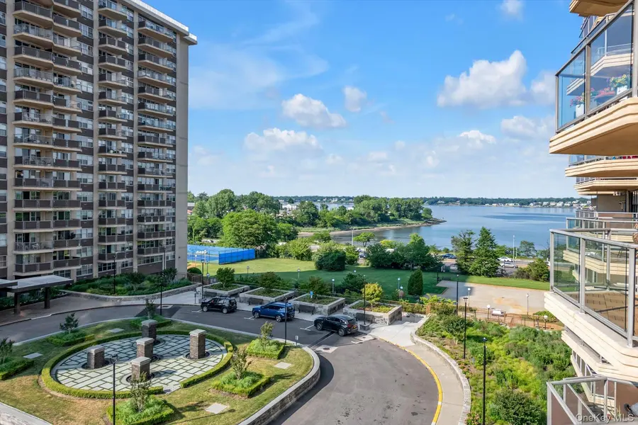 1805 215th ST #5C, Bayside, NY 11360