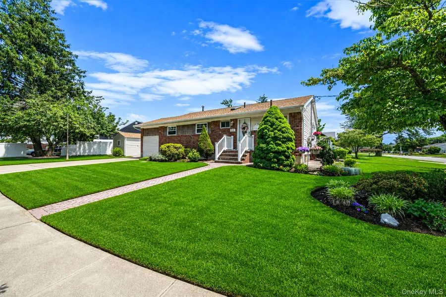 33 Wilshire DR, North Babylon, NY 11703