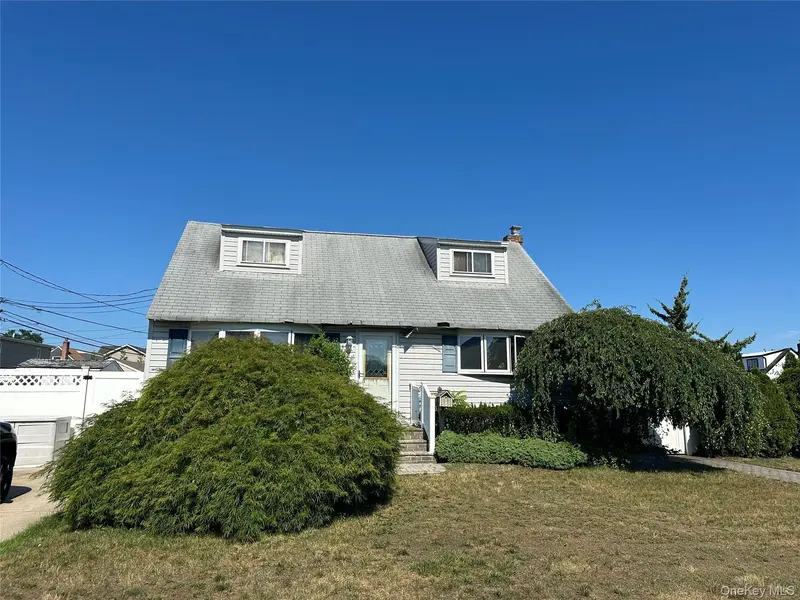 4 Rosemary DR, Massapequa, NY 11758