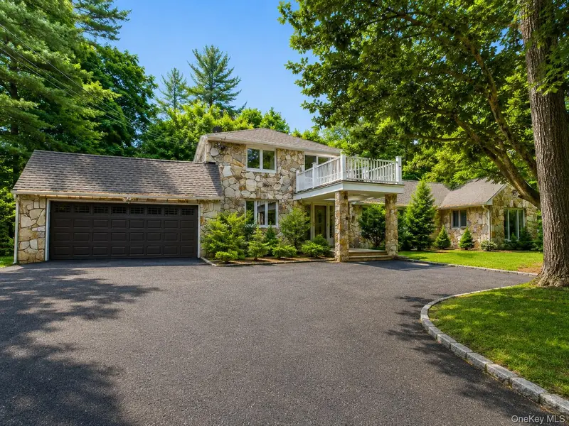 32 Valley RD, Old Westbury, NY 11568