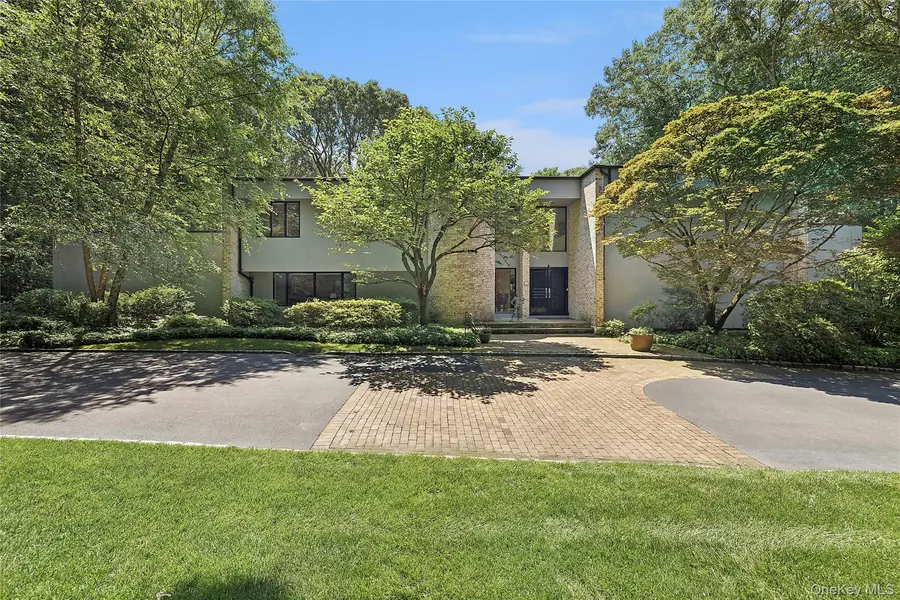 17 Danton LN, Locust Valley, NY 11560
